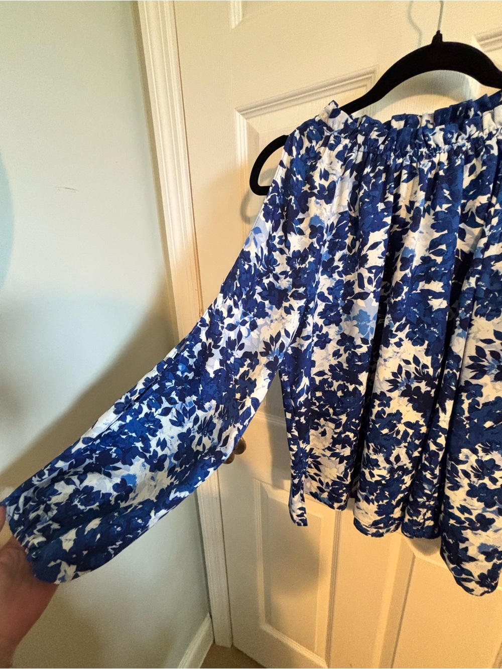 😍Vince Camuto Blue and White Blouse SZ medium